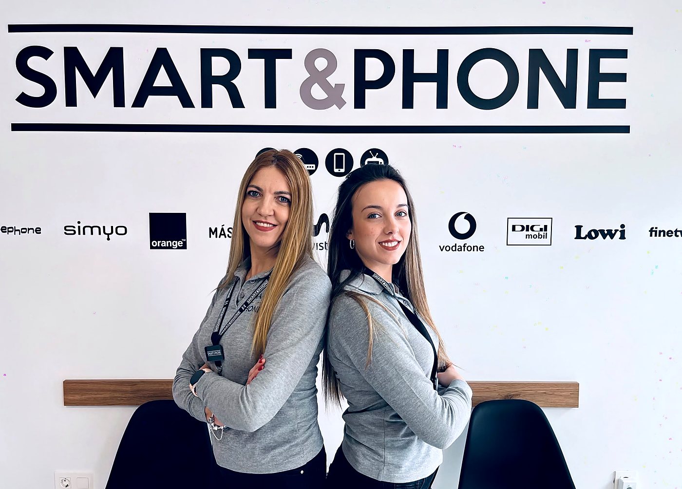 Las propietarias de Smart&Phone Lorca, en la tienda de Av. Europa